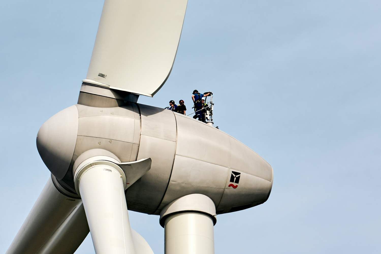 Técnicos a trabalhar na nacelle de um aerogerador